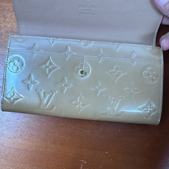Authentic Louis Vuitton Vernis Porte
Long Bifold Wallet - Picture 3 of 14